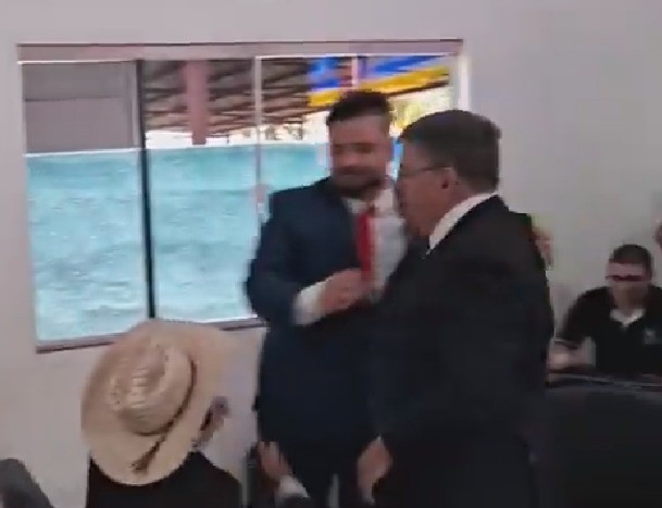 Vereador novato inicia mandato mostrando incoerência política na posse e na tribuna da Câmara
